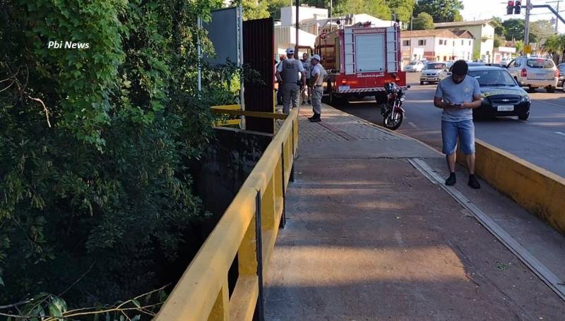 Bombeiros resgatam homem que se jogou de ponte em Panambi