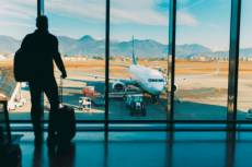 Governo passa a exigir quarentena de viajantes não vacinados que chegarem por via aérea ao Brasil