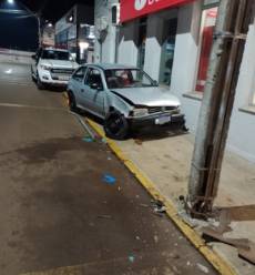 Condutor perde controle de veículo e colide contra poste na Praça Central de Panambi