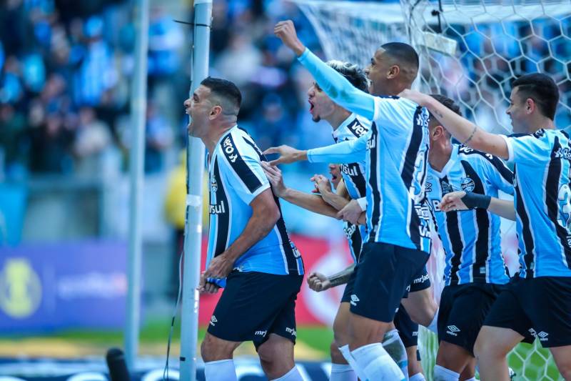Diego Souza decide, Grêmio vence o Sampaio Corrêa por 2 a 0 e entra no G4 da Série B