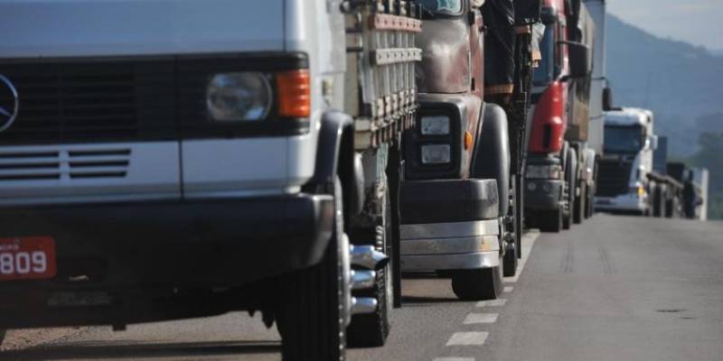 Governo quer criar auxílio para caminhoneiros e ampliar vale-gás