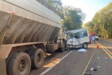 Testemunhas afirmam que caminhão tentava ultrapassar três veículos quando colidiu contra Van