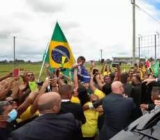 Juíza do RS entende que bandeira do Brasil é propaganda eleitoral; Bolsonaro se manifesta