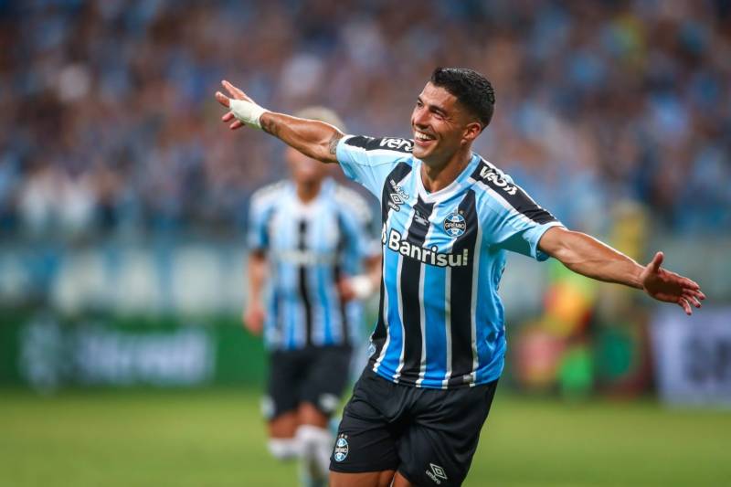 Suárez marca, Grêmio vence o Caxias e conquista o Gaúchão