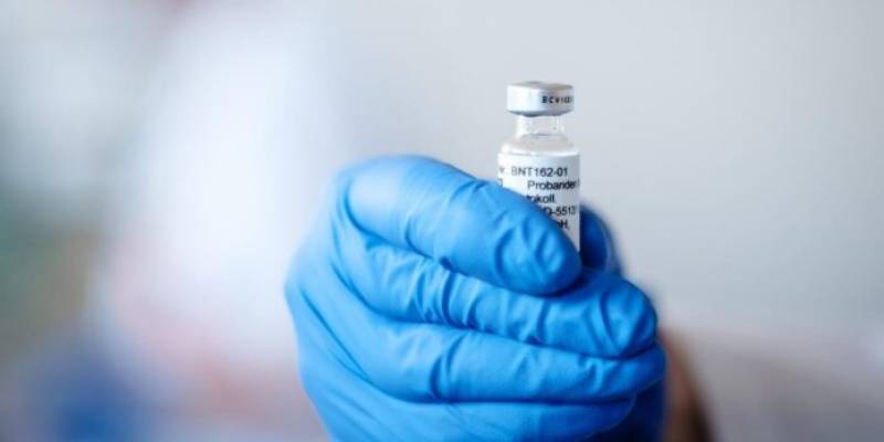 Suspensos testes da vacina de Oxford após reação adversa em voluntário