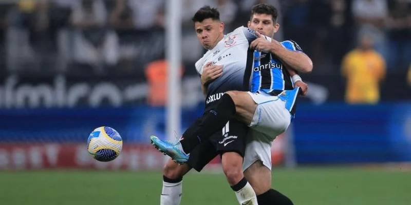 Grêmio empata com Corinthians em jogo de pênalti polêmico e segue no Z4 do Brasileirão