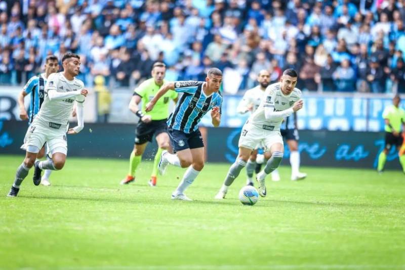 Nos acréscimos, Grêmio perde na Arena por 3 a 2 para o Atlético-MG no Brasileirão