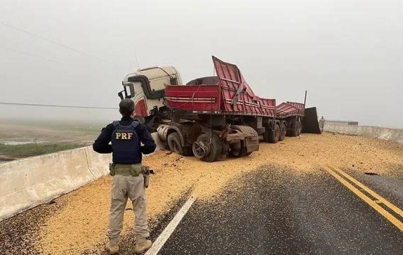 Motorista de carreta sofre acidente grave na BR-287, em São Vicente do Sul