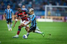 No Brasileirão, Grêmio vence o Flamengo por 3 a 2 em casa