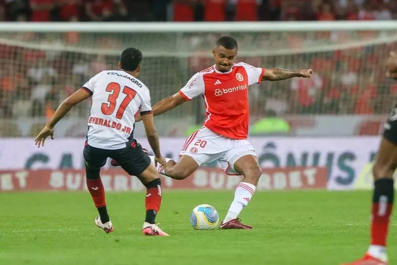 No Beira-Rio, Inter bate o Vitória por 3 a 1 e amplia sequência de invencibilidade no Brasileirão