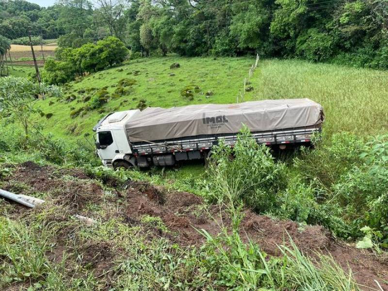 Caminhão sai da pista na BR-158 em Panambi