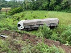 Caminhão sai da pista na BR-158 em Panambi