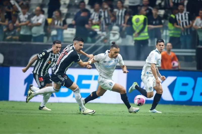 Jogando fora de casa, Grêmio perde de 2 a 1 para o Atlético-MG em partida atrasada do Brasileirão