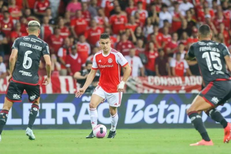 Jogando no Beira-Rio, Inter empata em 1 a 1 com o Flamengo e desperdiça chance de entrar no G4 