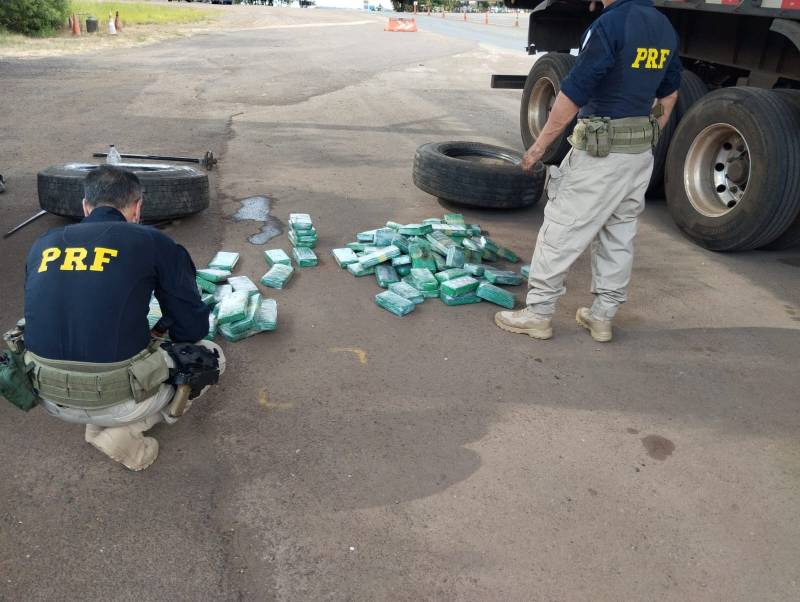 PRF prende motorista com mais de 120 quilos de cocaína escondidos nos estepes de caminhão