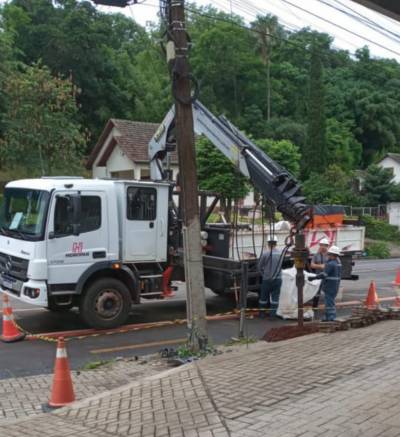 Poste é atingido no centro de Panambi 