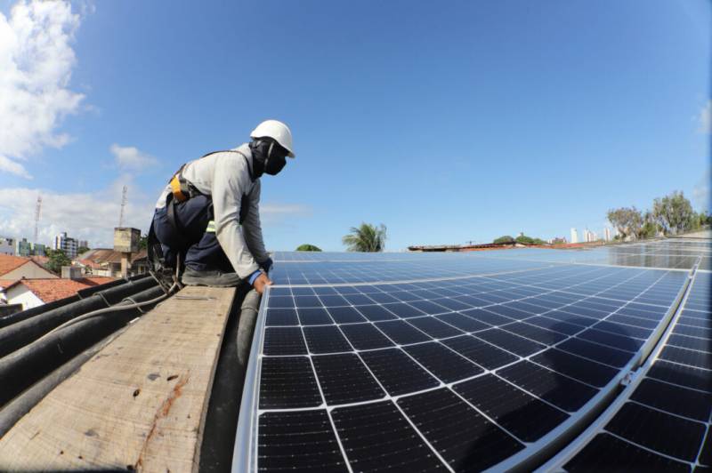 Governo aumenta imposto sobre painéis solares pela terceira vez