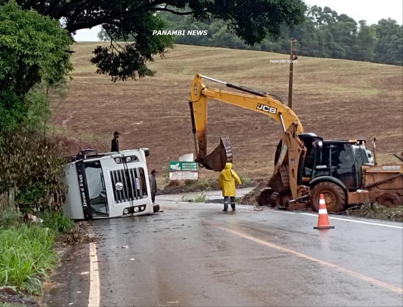 Caminhão carregado com resíduos tomba em estrada no interior de Panambi