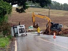 Caminhão carregado com resíduos tomba em estrada no interior de Panambi