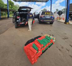 PRF prende casal paraguaio transportando mais de 100 quilos de maconha em carro argentino