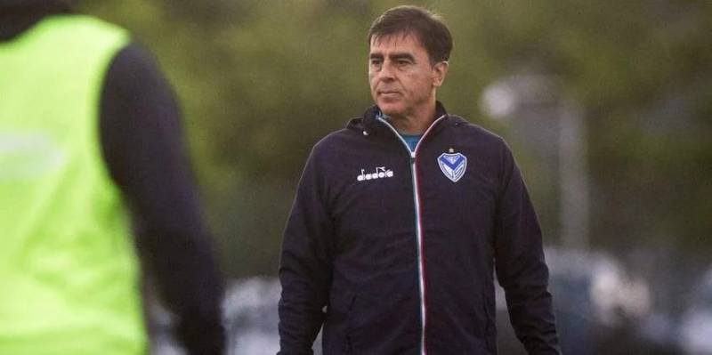 Quinteros aterrissa em Porto Alegre para se apresentar como técnico do Grêmio