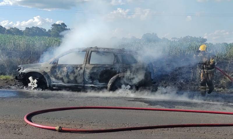 Família argentina escapa ilesa de incêndio em veículo na BR-285, próximo a Panambi