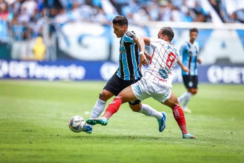 Grêmio goleia o São Luiz por 5 a 0 e dispara na liderança do Grupo A do Campeonato Gaúcho