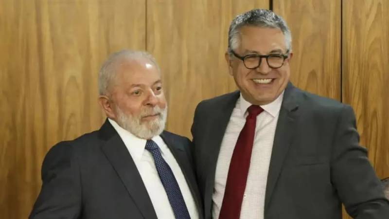 Lula demite Nísia Trindade e nomeia Alexandre Padilha para o Ministério da Saúde