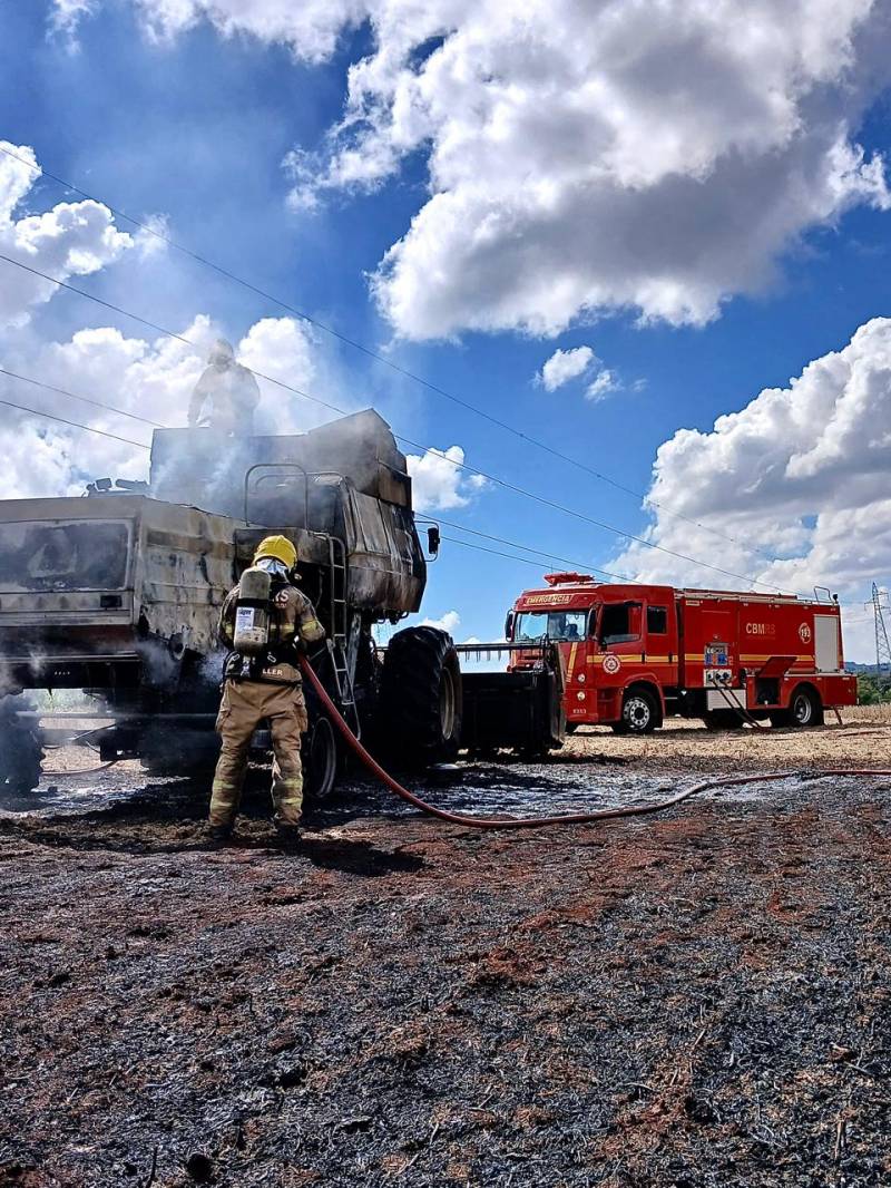 Bombeiros controlam incêndio em máquina agrícola em Panambi