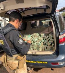 PRF apreende quase 100 quilos de pasta base de cocaína na BR-285 em Ijuí