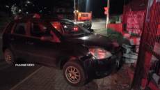 Condutor perde controle de veículo e colide em muro de residência em Panambi