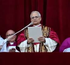 Leão XIV presta homenagem a Francisco durante primeiro discurso como papa
