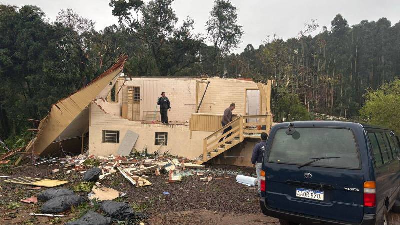 Cenas de guerra em Erval Grande após passagem de um tornado