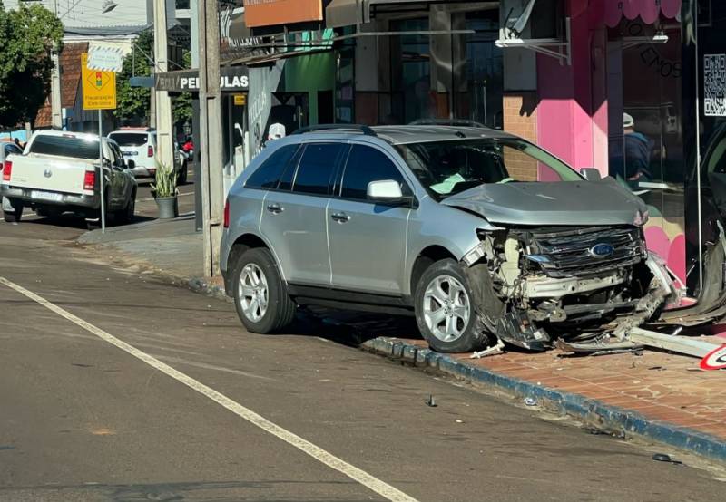Veículo Colide Contra Prédio Comercial no Centro de Panambi