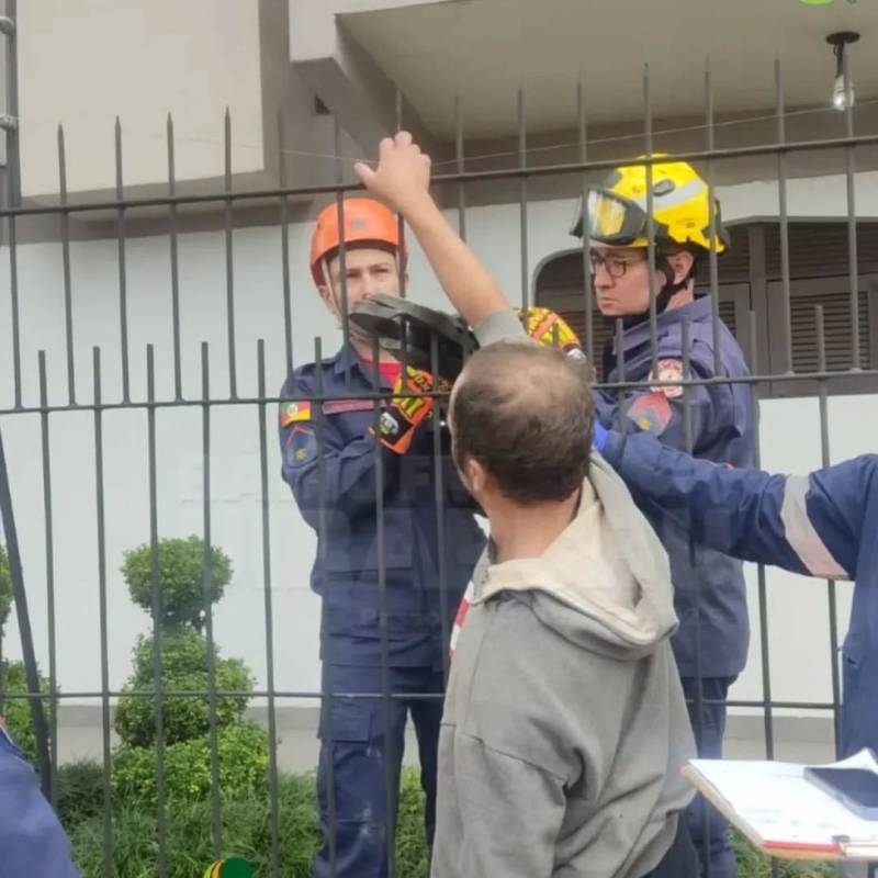 Indivíduo fica preso em grade ao tentar invadir residência em Passo Fundo
