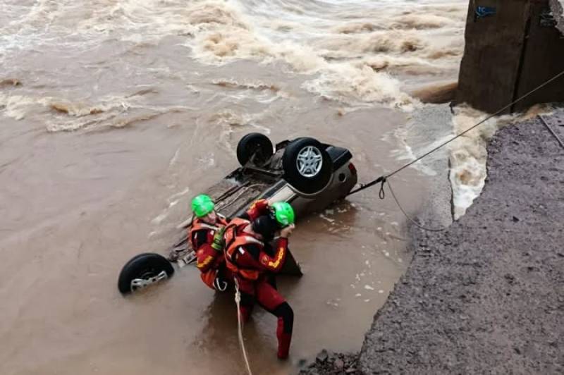 Jovem de 22 anos morre após carro ser arrastado por ponte rompida entre Caxias do Sul e Nova Petrópo