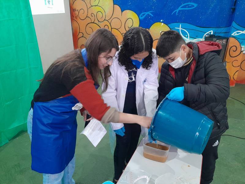 Programa socioambiental da Corsan ensina estudantes reutilizar óleo de cozinha para produzir sabão