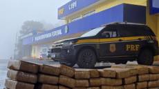 PRF prende casal de traficantes em carro argentino carregado com maconha na BR-285