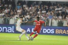 Na Vila Belmiro, Inter vence o Santos por 2 a 1 e sobe na tabela do Brasileirão