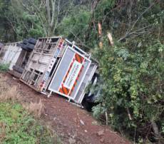 Duas carretas tombam na BR-285 em Coronel Barros