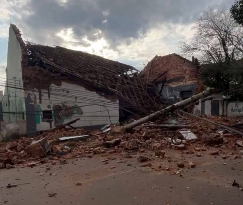 Pavilhão desaba em Cruz Alta atingindo veículo e interropendo via