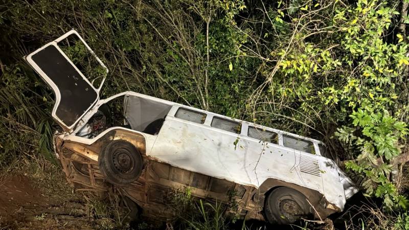 Veículo sai da pista e deixa 4 feridos na BR-472